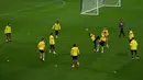 Para pemain Borussia Dortmund saat mengikuti sesi latihan di Stamford Bridge di London (6/3/2023).Borussia Dortmund akan bertanding melawan Chelsea ada leg kedua babak 16 besar Liga Champions di stamford Bridge, Inggris.(AFP/Glyn Kirk)