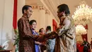 Presiden Jokowi (kiri) berjabat   tangan dengan Wakil Ketua MPR, Oesman Sapta saat halal bihalal di Istana Negara, Jakarta, Rabu (22/7). Acara tersebut dihadiri sejumlah menteri kabinet kerja dan pimpinan lembaga negara. (Liputan6.com/Faizal Fanani)