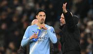 Manajer Manchester City, Pep Guardiola (kanan), berbicara dengan pemainnya, Tijjani Reijnders, saat laga Liga Inggris kontra Chelsea di Stadion Etihad, 4 Januari 2026. (Oli Scarff/AFP)