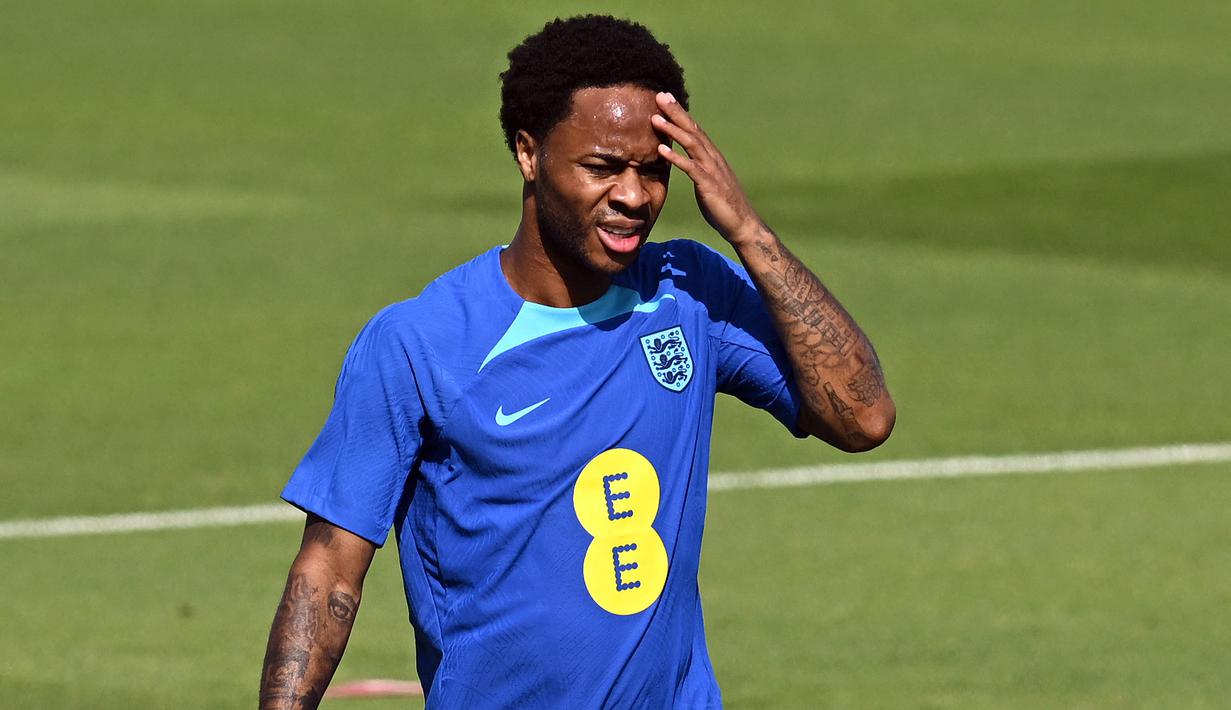 Situasi yang terjadi di tempat latihan banyak pemain Inggris yang mengeluhkan panasnya cuaca di Qatar yang mencapai suhu 32 derajat. (AFP/Paul Ellis)