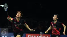 Ganda putra Korsel, Lee Yong Dae/Yoo Yeon Seong saat laga melawan Chai Biao/Hong Wei (Tiongkok) di final BCA Indonesia Open 2016, Jakarta, Minggu (5/6/2016). Lee Yong Dae/Yoo Yeon Seong unggul 13-21, 21-13, 21-16. (Liputanj6.com/Helmi Fithriansyah)