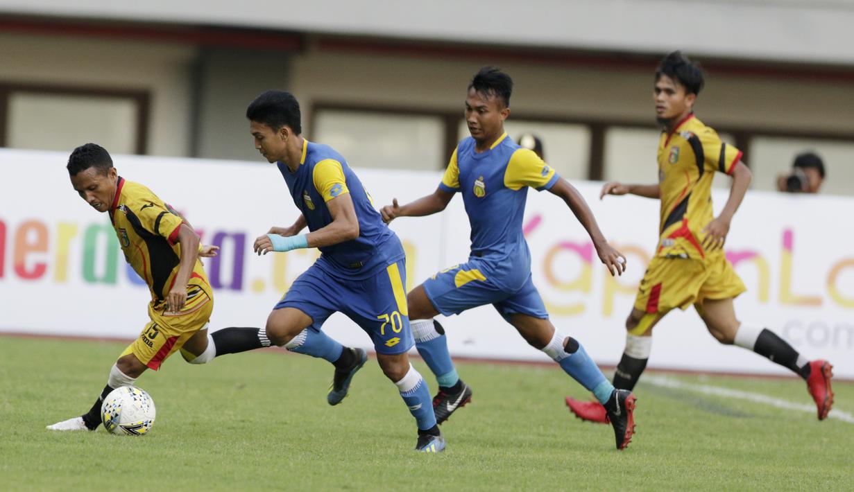 Gelandang Mitra Kukar, Adi Bayauw, menggiring bola saat melawan Bhayangkara FC pada laga Piala Presiden 2019 di Stadion Patriot, Jawa Barat, Senin (11/3). Bhayangkara FC menang 2-1 atas Mitra Kukar. (Bola.com/M Iqbal Ichsan)