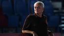 <p>Pelatih AS Roma, Jose Mourinho saat pertandingan Liga Italia 202/2023 antara AS Roma melawan Monza di stadion Olimpiade, Roma pada 30 Agustus 2022. Mourinho tercatat sebagai pelatih paling boros selama bursa transfer sejauh ini. Pria asal Portugal tersebut telah menghamburkan 1,71 miliar euro. Tiga pembelian termahal Mourinho terjadi saat menangani Manchester United. Salah satunya adalah Paul Pogba yang direkrut dari Juventus seharga 105 juta euro. (AFP/Alberto Pizzoli)</p>