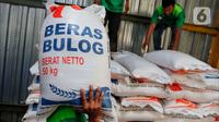 Pekerja memindahkan beras ketika bongkar muat beras bulog di gudang PT Food Station Tjipinang Jaya, Jakarta Timur, Jumat (3/2/2023). Untuk menstabilisasi Pasokan dan Harga Pangan (SPHP), Perum BULOG akan menyaluran beras SPHP di Pasar Induk Beras Cipinang dari 13 ribu menjadi 30 ribu ton,dengan harga paling tinggi sebesar Rp. 8.900. (Liputan6.com/Angga Yuniar)