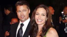 Angelina Jolie didampingi Brad Pitt tersenyum seusai pemutaran film 'Kung Fu Panda' di Festival Film Cannes ke 61 di Perancis, 15 Mei 2008. Perbedaan yang tak kunjung menemukan titik temu menjadi alasan Jolie menggungat cerai Brad Pitt. (Valery Hache/AFP)