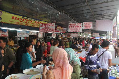 Bazar Ramadan yang ramai oleh pengunjung | copyright vemale.com