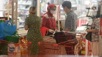 Pembeli membayar barang belanjaan di kasir pusat perbelanjaan Kuningan, Jakarta, Selasa (2/3/2021). Pada Februari 2021, Badan Pusat Statistik (BPS) mencatat laju inflasi sebesar 0,1 persen. Inflasi tersebut turun dari Januari 2021 yang mencapai 0,26 persen. (merdeka.com/Imam Buhori)