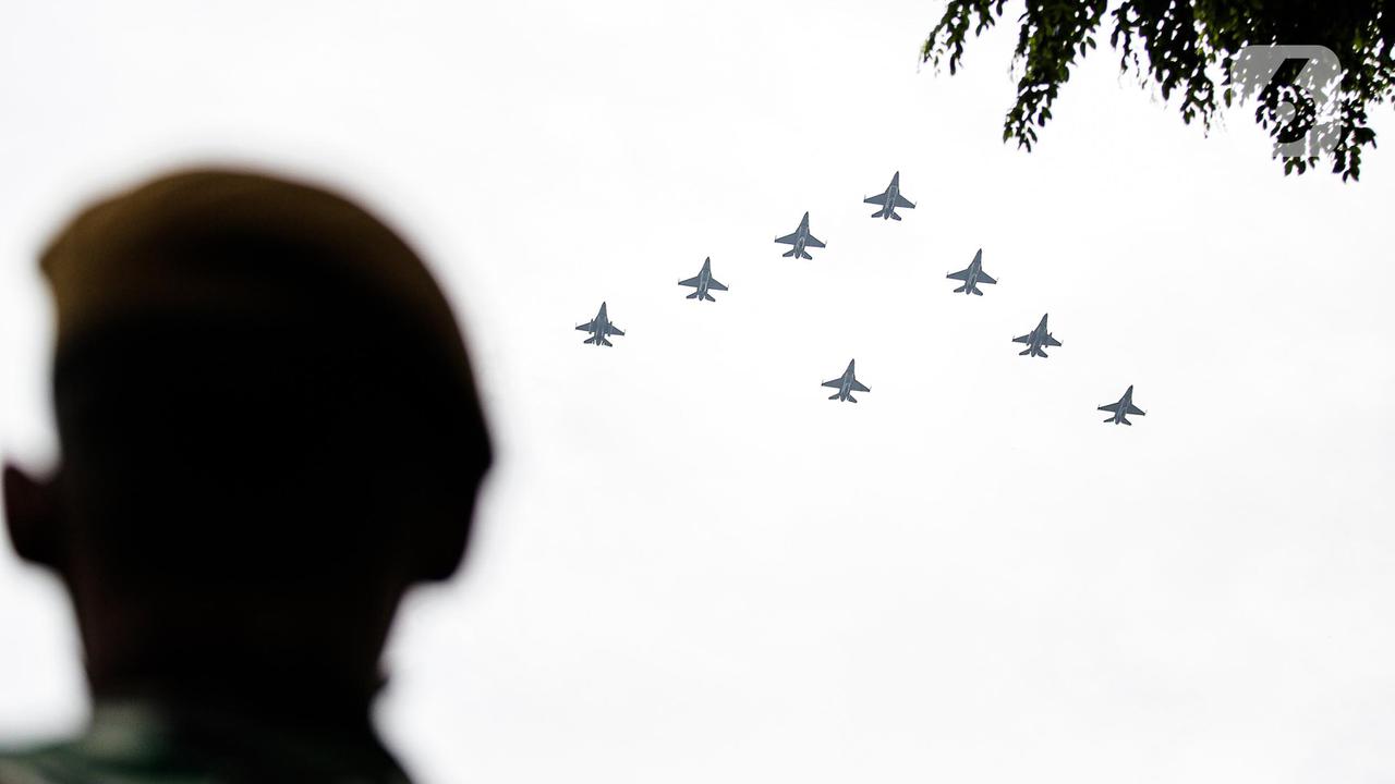 Atraksi Pesawat F-16 dan Jupiter Aerobatic dalam HUT ke-77 TNI