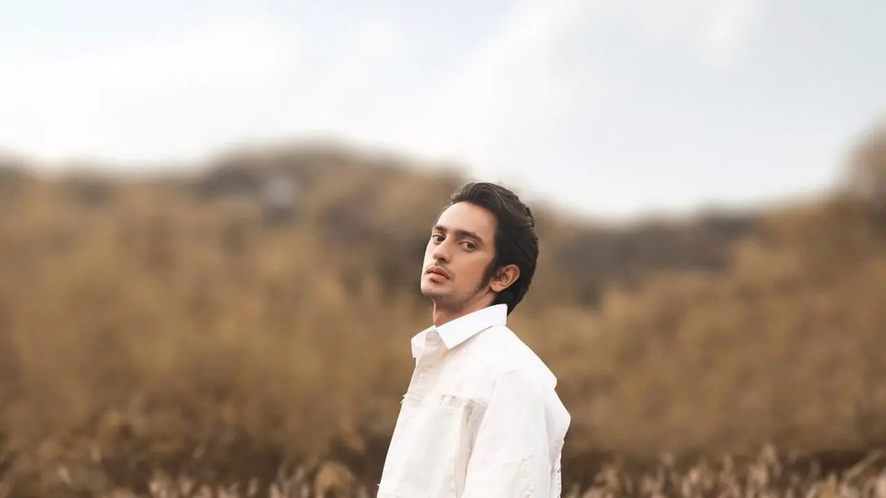 Gaya Omar Daniel dalam Pemotretan Bertema Decorum. (Sumber: Instagram/winstongomez)