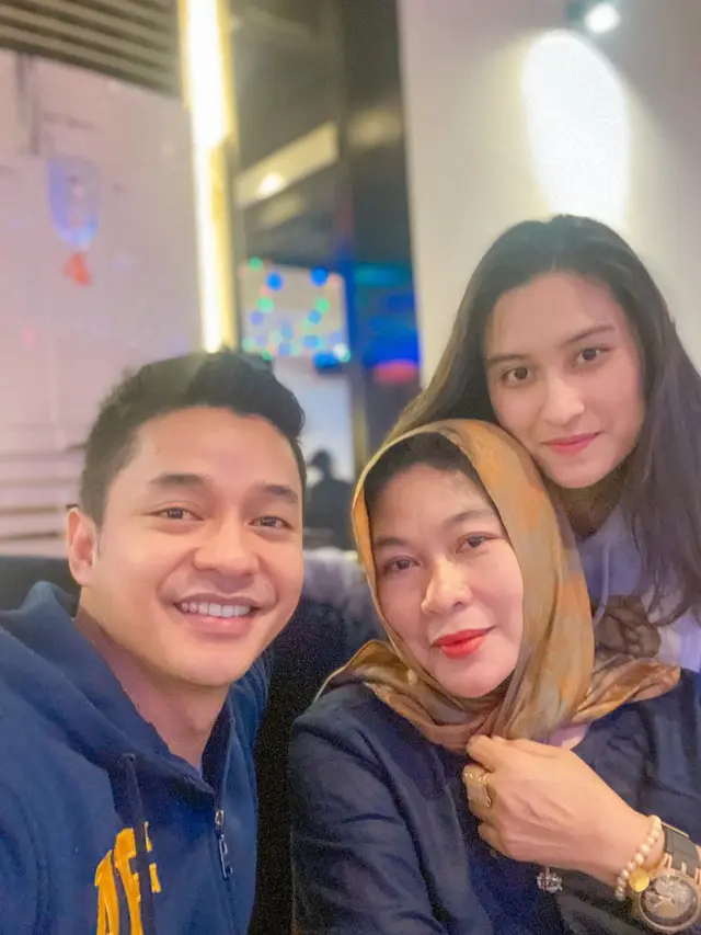 6 Potret Kebersamaan Angbeen Rishi dan Mama Mertua, Penuh Kehangatan