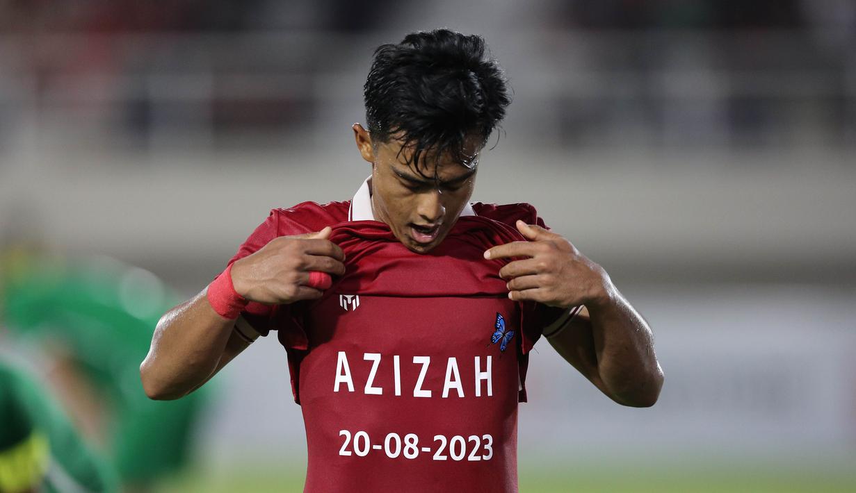 Pemain Timnas Indonesia U-23, Pratama Arhan, melakukan selebrasi dengan mengangkat jersey dan memamerkan nama istrinya setelah mencetak gol kedua ke gawang Timnas Turkmenistan U-23 dalam pertandingan grup K Kualifikasi Piala Asia U-23 2024 yang berlangsung di Stadion Manahan, Solo, Selasa (12/9/2023). Pratama Arhan memang baru saja menikahi Azizah Salsha di Jepang pada 20 Agustus lalu. (Bola.com/Arief Bagus)