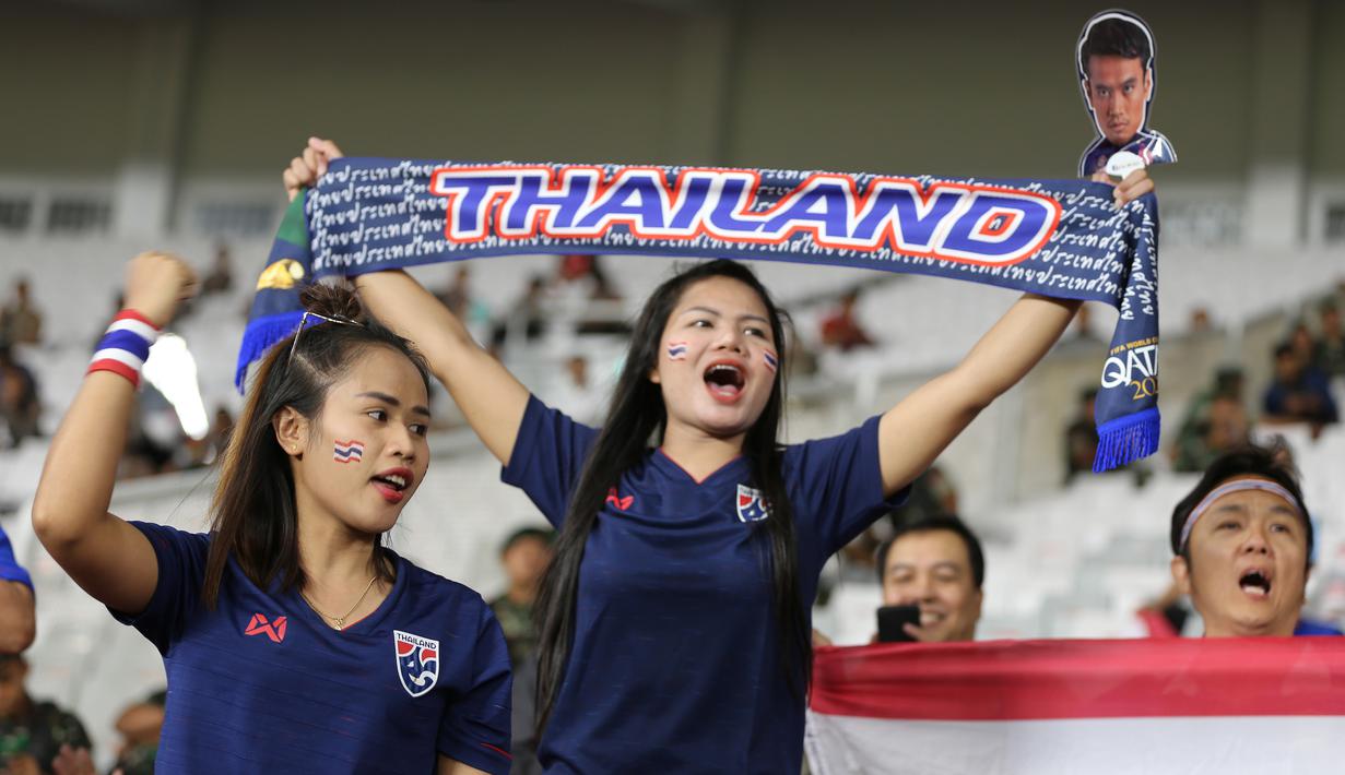 Suporter Thailand memberi dukungan saat melawan Indonesia pada laga kualifikasi Piala Dunia 2022 di SUGBK, Jakarta, Selasa (10/9). Indonesia takluk 0-3 dari Thailand. (Bola.com/M Iqbal Ichsan)