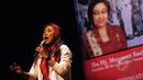 Penyanyi Tri Utami saat tampil membuka peringatan Hari Perempuan Internasional di Teater Kecil Taman Ismail Marzuki, Jakarta, Minggu (8/3/2015). Presiden RI Ke-5, Megawati Soekarnoputri akan memberikan pidato budayanya. (Liputan6.com/Helmi Fithriansyah)