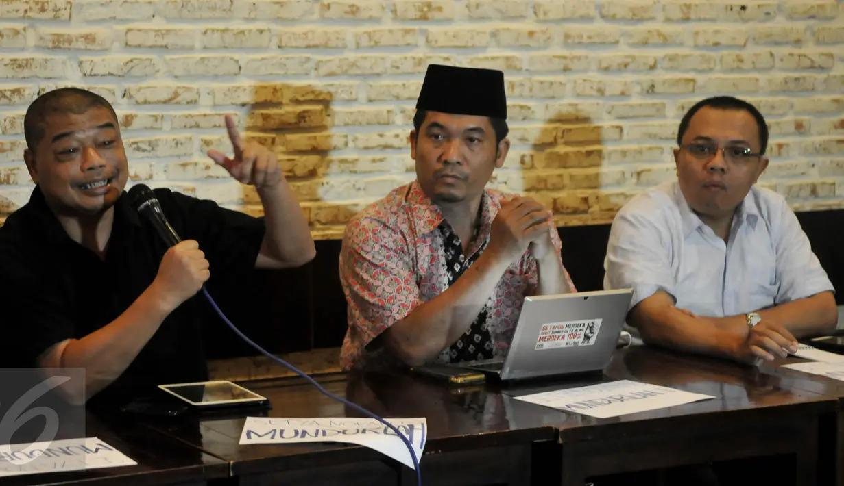 Romo Benny Susatyo (kiri) saat menggelar konferensi pers terkait Setya Novanto, Jakarta, Minggu (29/11/2015). Koalisi Bongkar Mafia Parlemen mendesak Setnov untuk mundur.(Liputan6.com/Johan Tallo) 
