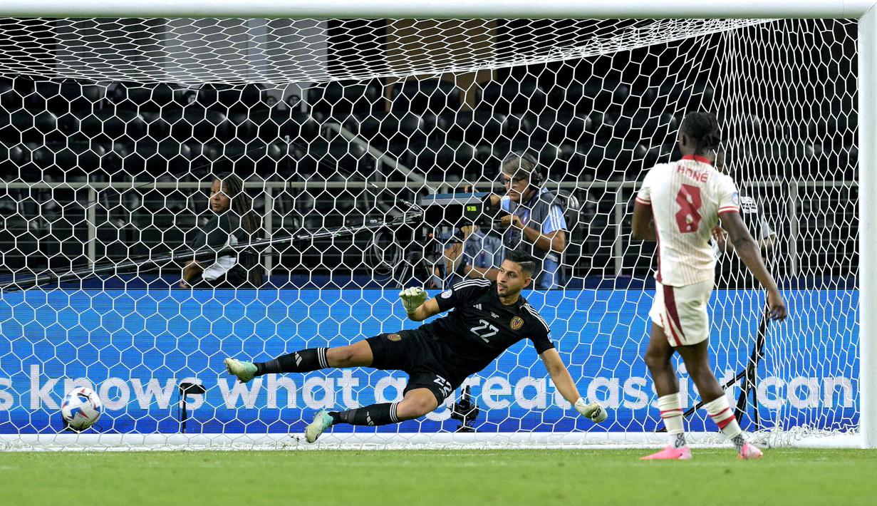 Pemain Kanada, Ismael Kone (kanan) mencetak gol kemenangan ke gawang Venezuela pada babak adu penalti saat laga perempat final Copa America 2024 di AT&T Stadium, Arlington, Texas, Sabtu (06/07/2024) WIB. (AFP/Juan Mabromata)