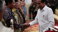 Presiden Joko Widodo saat memberikan apresiasi ke Penjabat Gubernur Jawa Tengah, Nana Sudajana, Jumat (14/6/2024). (Foto: Istimewa)