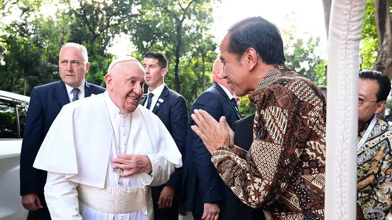 Presiden Joko Widodo menyambut kedatangan Pemimpin tertinggu Gereja Katolik Sedunia, Paus Fransiskus dalam Misa Suci yang berlangsung di Stadion Utama Gelora Bung Karno (GBK), Jakarta, Kamis (5/9/2024) (Muchlis Jr - Biro Pers Sekretariat Presiden)