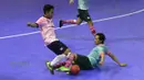 Pemain WPK MBU, Eden Kaesar Kana (kiri), berebut bola dengan pemain Pinky Boys, Fajar Ariansyah, dalam laga Seri III Grup B Wilayah Timur Pro Futsal League 2016 di GOR 17 Desember, Mataram, NTB, Minggu (13/3/2016). (Bola.com/Arief Bagus)