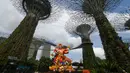Patung lentera Dewa Keberuntungan untuk perayaan Tahun Baru Imlek yang akan datang di Gardens by the Bay Supertree Grove, Singapura, 18 Januari 2022. (Roslan RAHMAN/AFP)