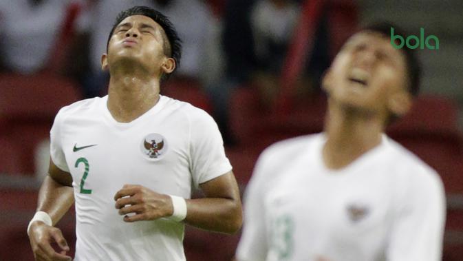 Bek Timnas Indonesia, Putu Gede, tampak kecewa saat melawan Singapura pada laga Piala AFF di Stadion Nasional, Singapura, Jumat (9/11). Singapura menang 1-0 atas Indonesia. (Bola.com/M. Iqbal Ichsan)