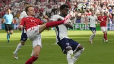Bek Inggris Marc Guehi berebut bola dengan gelandang Denmark Mikkel Damsgaard dalam matchday 2 Grup C Euro 2024 di Deutsche Bank Park, Kamis (20/06/2024). (AP Photo/Thanassis Stavrakis)