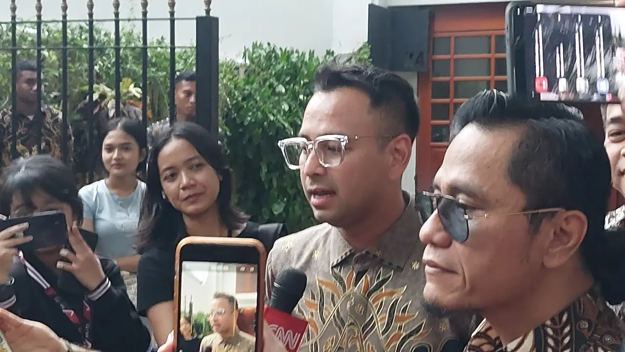 Artis Raffi Ahmad usai bertemu Presiden Terpilih Prabowo Subianto di Jalan Kertanegara, Jakarta Selatan, Selasa (15/10/2024). (arief/Liputan6.com)
