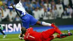 Manuel Neuer (bawah) melakukan pelanggaran yang berbuah penalti bagi Porto  (REUTERS/Miguel Vidal)