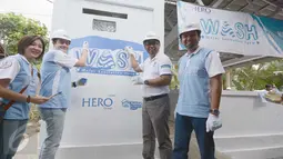 Presdir PT. Hero Supermarket Tbk, Stephane Deutsch (kedua dari kiri) didampingi jajaran manajer berfoto bersama saat peresmian program WASH (Water Sanitation Hero) di Kampung Tegal Desa Kedung Dalam, Kecamatan Mauk, Tangerang, Kamis (6/4). (Liputan.com)