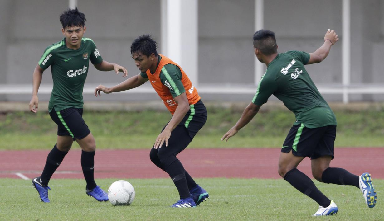 Pemain Timnas Indonesia U-22, Rachmat Irianto, menggiring bola saat latihan di Stadion Madya Senayan, Jakarta, Selasa (22/1). Latihan ini merupakan persiapan jelang Piala AFF U-22. (Bola.com/Yoppy Renato)