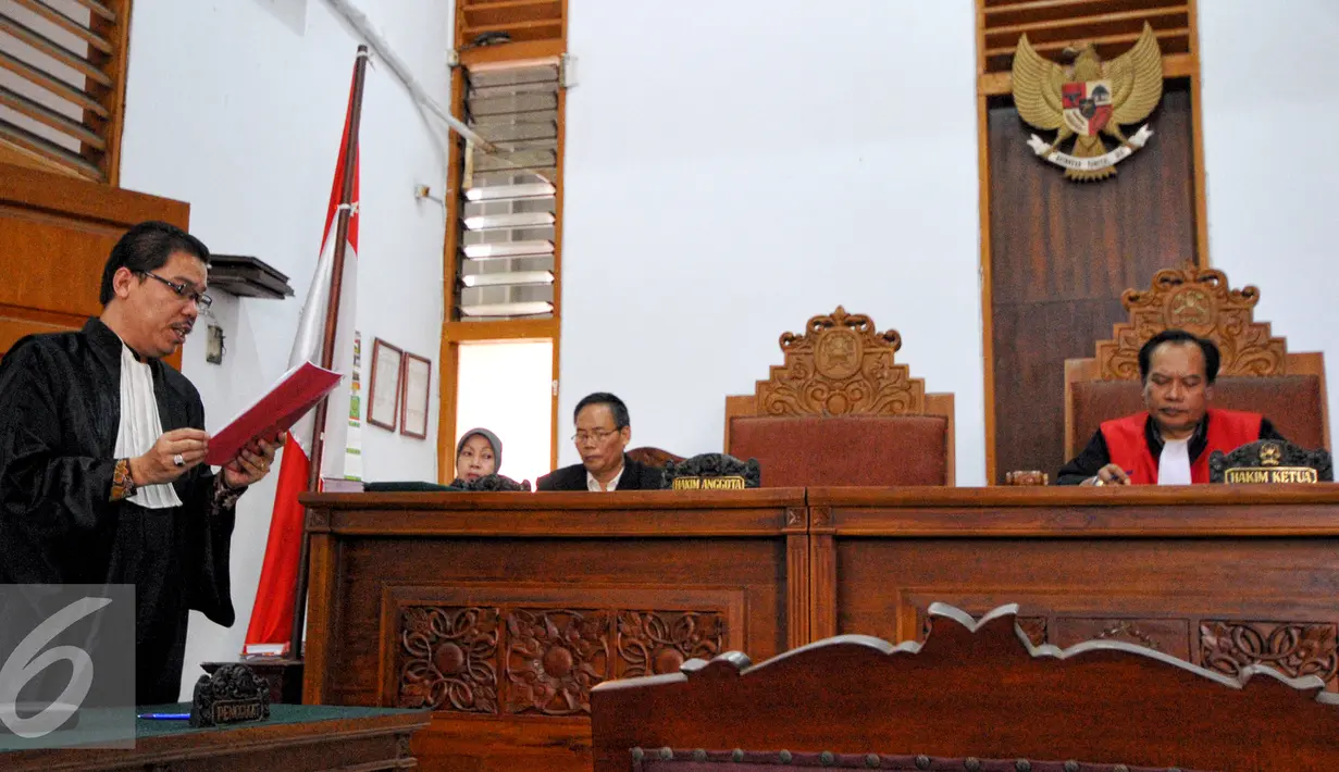 Kuasa hukum Ilham Arief Sirajudin, Jonson Panjaitan membacakan surat permohonan dalam sidang perdana di PN Jaksel, Rabu (1/7/2015). Ilham ditetapkan tersangka terkait dugaan korupsi kerjasama instalasi PDAM Makassar 2006-2012. (Liputan6.com/Yoppy Renato)