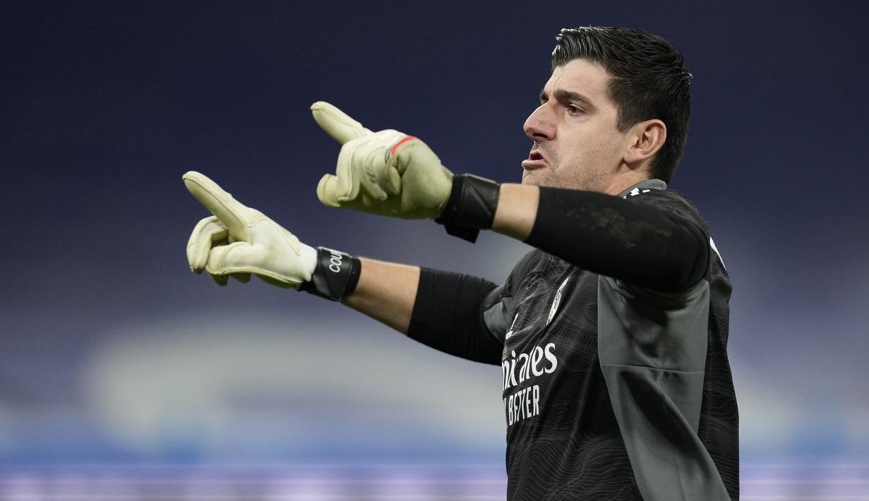 Di menit-menit akhir, lagi-lagi Thibaut Courtois menggagalkan peluang Atletico Madrid untuk mencetak gol. Kali ini sepakan Joao Felix dari jarak dekat yang mampu dipatahkannya. Hingga laga usai skor 2-0 tetap bertahan untuk kemenangan Real Madrid. (AP/Bernat Armangue)