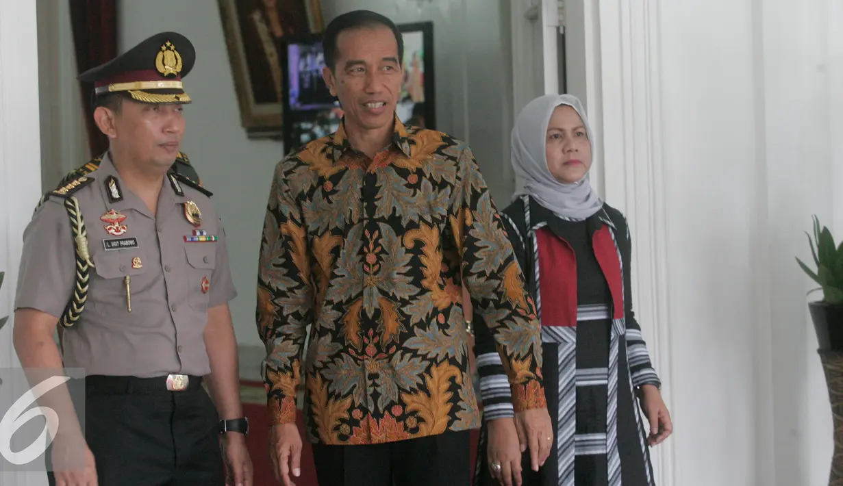 Presiden Joko Widodo didampingi Ibu Negara Iriana Jokowi menunggu kedatangan wapres Jusuf Kalla saat open house di Istana Kepresidenan Gedung Agung, Yogyakarta, Sabtu (9/7). Open House diikuti oleh ribuan masyarakat. (Liputan6.com/Boy Harjanto)