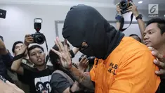 Aktor Tora Sudiro (kenakan penutup wajah hitam) saat dihadirkan dalam jumpa pers kepemilikan psikotropika di Mapolres Jakarta Selatan, Jumat (04/08). Tora dijerat dengan UU Psikotropika tahun 1997 pasal 62. (Liputan6.com/Herman Zakharia)