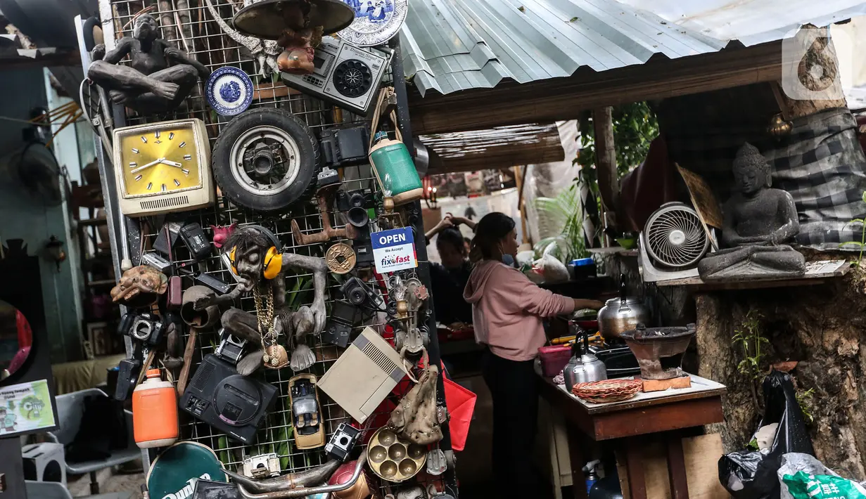 Suasana tempat jual - beli barang-barang antik di Kebayoran Vintage, Jakarta, Kamis (22/9/2020). Berdasarkan keterangan para pedagang, penjualan barang antik mengalami penurunan sebesar 50 persen di masa pandemi COVID-19 saat ini. (Liputan6.com/Johan Tallo)