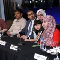 Asma Nadia pengarang buku Surga Yang Tak Dirindukan saat konferensi pers. (Galih W Satria/Bintang.com)