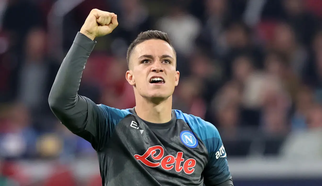 Giacomo Raspadori. Striker Italia berusia 22 tahun milik Sassuolo ini dipinjamkan ke sesama klub Liga Italia Napoli pada awal musim 2022/2023 dengan biaya 5 juta euro atau setara Rp82 miliar dengan durasi peminjaman selama satu tahun hingga akhir musim 2022/2023. Selama masa peminjaman bersama Napoli, kontribusinya mampu mengangkat Napoli yang sementara memuncaki klasemen Liga Italia. Napoli juga dibawanya maju ke fase gugur Liga Champions dan sukses menyumbang 4 gol dan 2 assist dari 5 laga di fase grup. (AFP/Francois Walschaerts)