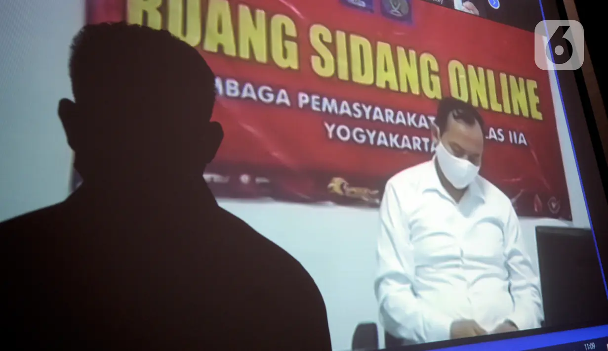 Terdakwa Jaksa Kejaksaan Negeri Yogyakarta nonaktif, Eka Safitra mendengarkan kuasa hukumnya membacakan Pledoi saat sidang vidco di Gedung KPK, Jakarta, Rabu (29/4/2020). Eka diduga menerima suap terkait lelang proyek pada Dinas Pekerjaan PUPKP Kota Yogyakarta TA 2019. (merdeka.com/Dwi Narwoko)