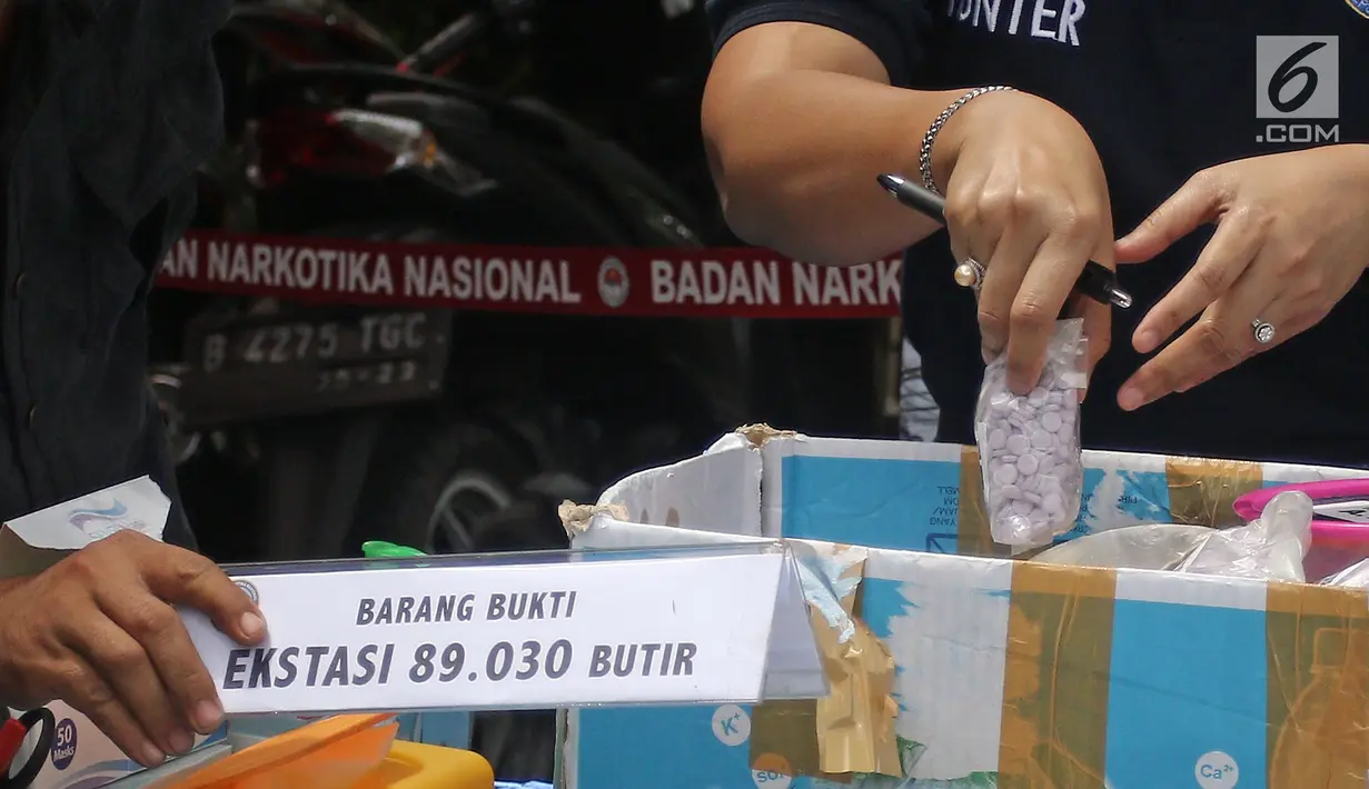 Barang bukti narkotika saat akan dimusnahkan di Lapangan Parkir Gedung BNN, Senin (26/3). Narkotika terdiri dari 150,177 Kg sabu, 89.030 butir ekstasi serta prekursor berbentuk tablet, serbuk, dan cairan. (Liputan6.com/Herman Zakharia)