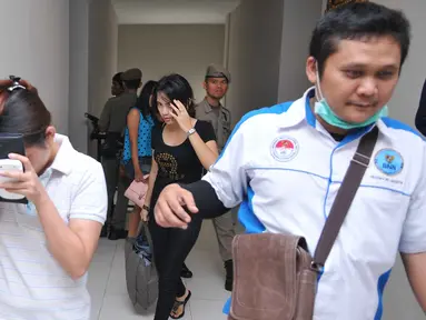 Petugas BNN melakukan razia narkoba sebuah kos-kosan di Jalan Taman Sari Raya No 60-62, Jakarta (1/10/15). Dari razia ini, delapan orang terdiri dari tujuh wanita dan satu pria diamankan karena positif mengonsumsi narkoba. (Liputan6.com/Gempur M Surya)