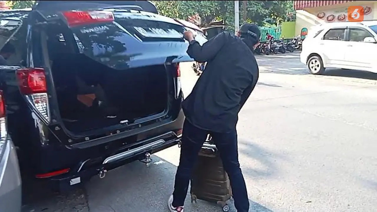 Sebuah koper berwarna coklat dibawa oleh penyidik KPK usai geledah rumah milik Mentan SYL (Liputan6.com/Fauzan)