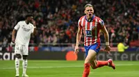 Pemain Atletico Madrid, Conor Gallagher, merayakan gol yang dicetaknya ke gawang Real Madrid pada leg kedua babak 16 besar Liga Champions 2024/2025 di Estadio Wanda Metropolitano, Kamis (13/3/2025). (JAVIER SORIANO / AFP)