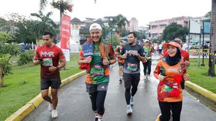 Gubernur Jawa Tengah Ganjar Pranowo dan sang istri, Siti Atikoh saat Bank Jateng Friendship Run Borobudur Marathon 2022 yang berlangsung di Medan, Sumatera Utara.