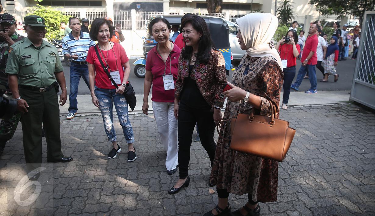 Happy Farida Istri Wakil Gubernur DKI Jakarta Djarot Saiful Hidayat hadir saat kegiatan Pasar Murah dari  Hati Suci, Jakarta, Minggu (12/6/2016). (Liputan6.com/Faizal Fanani)