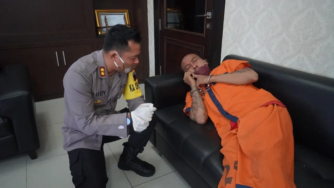 Tersangka penganiaya ibu kandung hingga meninggal dunia di Kebumen bertobat dan minta buku tuntutan salat usai hipnoterapi. (Foto: Liputan6.com/Polres Kebumen)