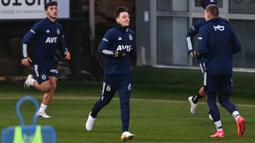 Pemain baru Fenerbahce, Mesut Ozil (dua kanantengah), saat mengikuti sesi latihan perdananya bersama tim, di Istanbul, Minggu, (24/1/2021). (Foto: AFP/Ozan Kose)