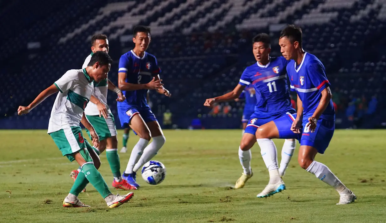 Evan Dimas sendiri berpeluang mencatatkan namanya di papan skor dalam dua kesempatan pada menit ke-57 dan ke-58. Masing-masing dari tendangan bebas dan tendangan jarak jauh, yang sayangnya masih mampu diamankan Shih Shin-An. (Dok. PSSI)