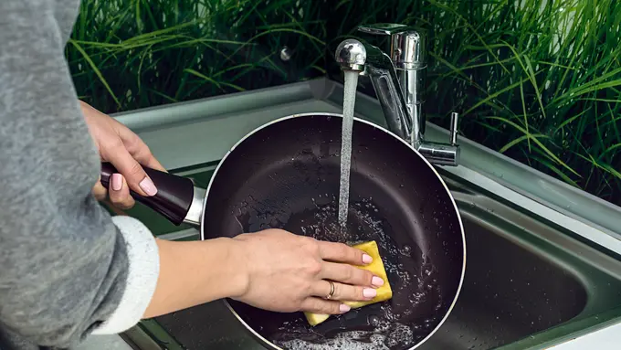 mencuci penggorengan