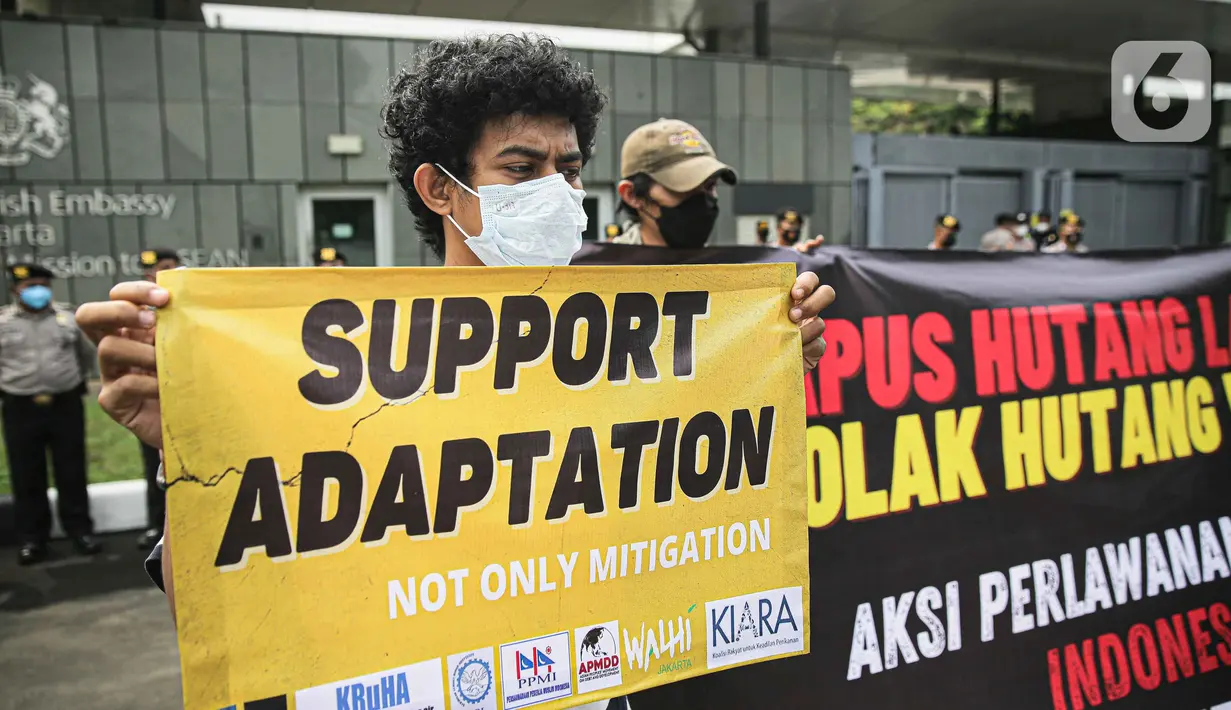 Aktivis melakukan aksi protes ketidakadilan iklim di depan Kedubes Inggris, Jakarta, Rabu (3/11/2021). Aksi juga menentang negara-negara di KTT iklim COP26 membayar utang iklim kepada negara-negara berkembang sebanyak 100 miliar dollar pertahun untuk pembiayaan iklim. (Liputan6.com/Faizal Fanani)