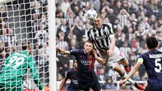 Pemain Newcastle United, Dan Burn, mencetak gol ke gawang Paris Saint-Germain pada matchday 2 Grup F Liga Champions 2023/2024 di St James Park, Kamis (5/10/2023). Klub asal Inggris itu memaksa tim bertabur bintang PSG tak berdaya. (AFP/Franck Fife)