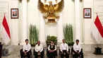 Menlu, Retno Marsudi bersama empat korban WNI yang di sandera perompak Somalia saat serah terima korban sandera Perompak kepada keluarga di Kemenlu, Jakarta, Senin (31/10).  (Liputan6.com/Johan Tallo)